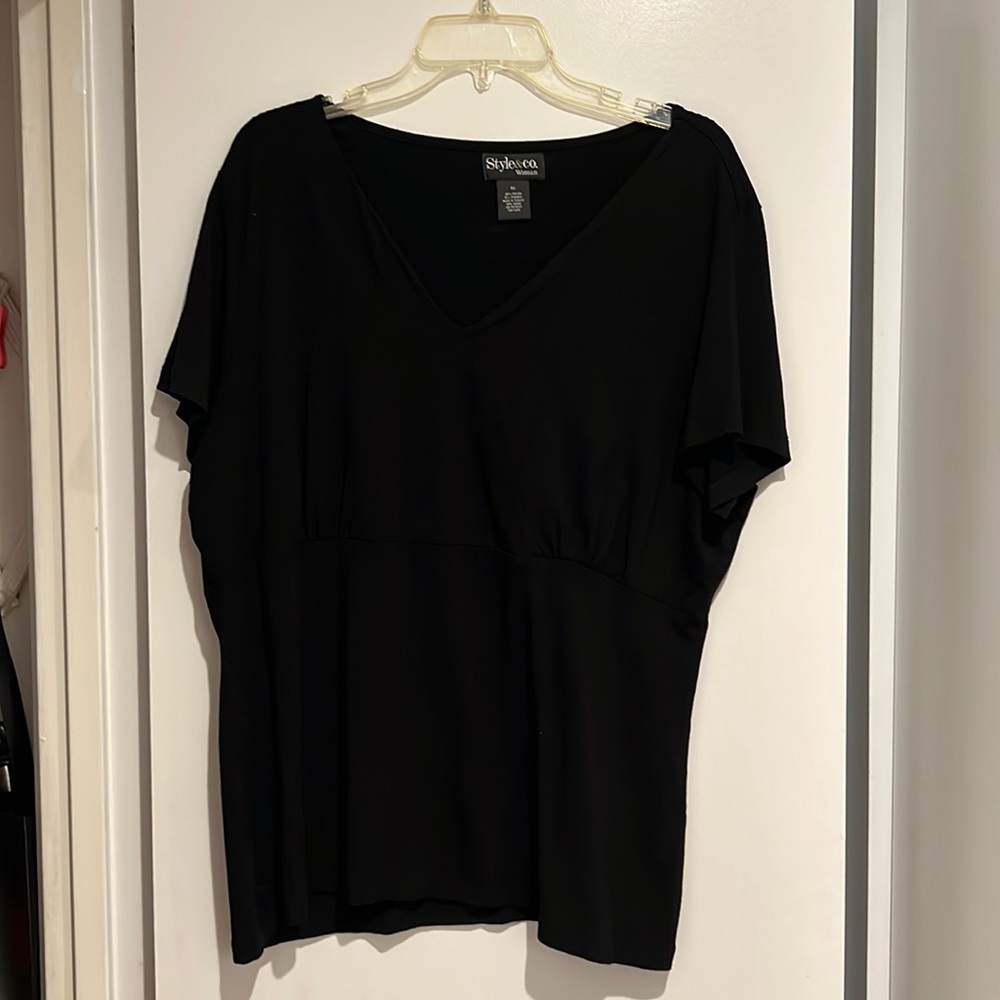 Style and co. 1x.  Tailored dressy tee. Black